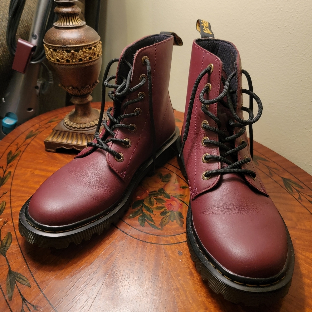 Women's 10, Men's 8, EU 42 Smooth leather oxblood Doc Martens